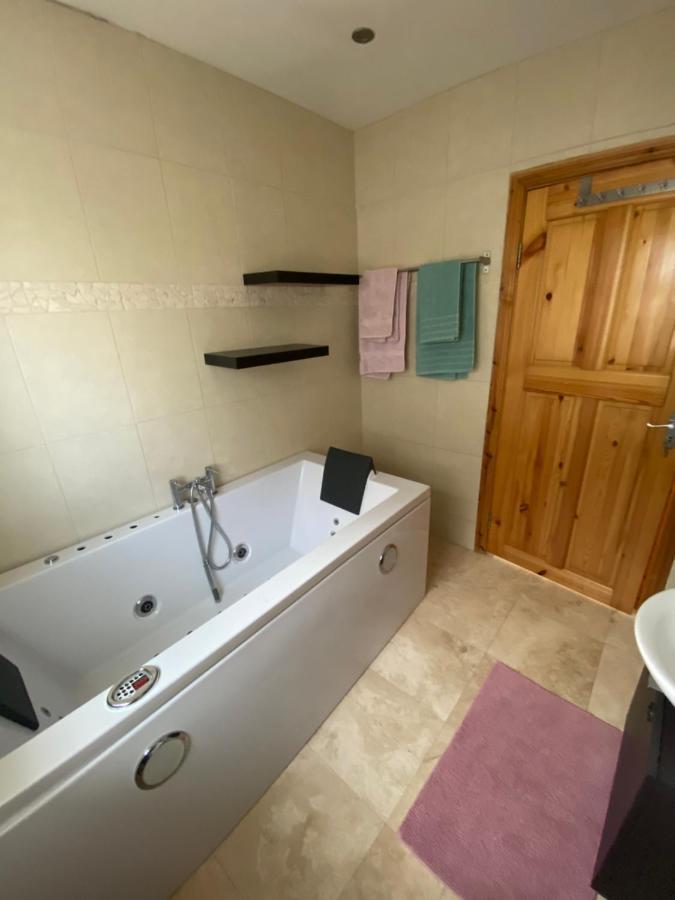Town Villa With Charming Garden, Bbq Area & Sleeps 6 Кашел Екстер'єр фото
